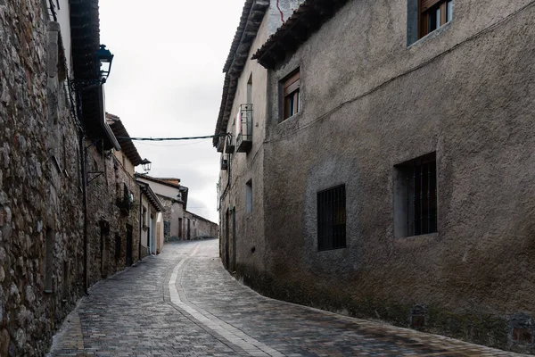 Pohled na historické město Atienza s kamennými domy — Stock fotografie