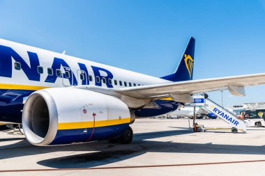 Havaalanı pistindeki Ryanair uçağının türbininin görüntüsü