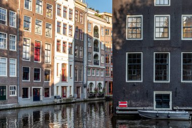 Tipik Amsterdam evleri Kırmızı Işık Bölgesinde