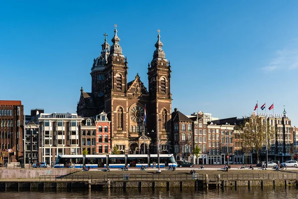 Basílica de San Heilige Nicolaas y canal en Amsterdam —  Fotos de Stock