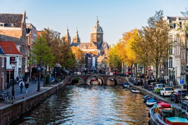 Amsterdam 'ın Kırmızı Işık Bölgesi' ndeki Kanal Manzarası