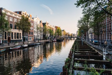 Kırmızı Işık Bölgesi 'nde tipik Amsterdam evleri