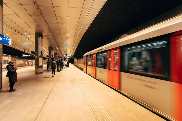 Station de métro dans le centre d'Amsterdam au Nehterlands — Photo