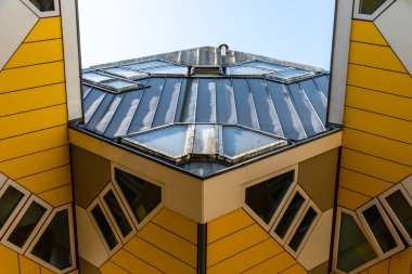 Rotterdam, Hollanda - 8 Mayıs 2022: Rotterdam 'da sarı kübik evler. Kübik evler Piet Blom mimarı tarafından tasarlandı.