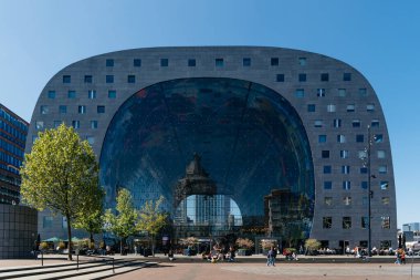 Rotterdam, Hollanda - 8 Mayıs 2022: MVRDV mimarlarının Markthal Rotterdam Binası.