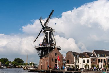 Haarlem, Hollanda - 7 Mayıs 2022: Ünlü Yel Değirmeni De Adriaan. Spaarne Nehri