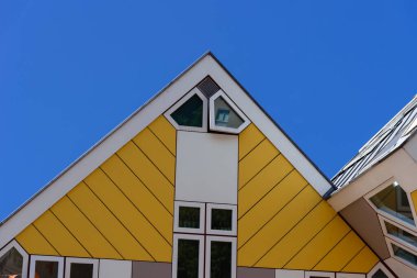 Rotterdam, Hollanda - 8 Mayıs 2022: Rotterdam 'da sarı kübik evler. Kübik evler Piet Blom mimarı tarafından tasarlandı. Gökyüzüne karşı