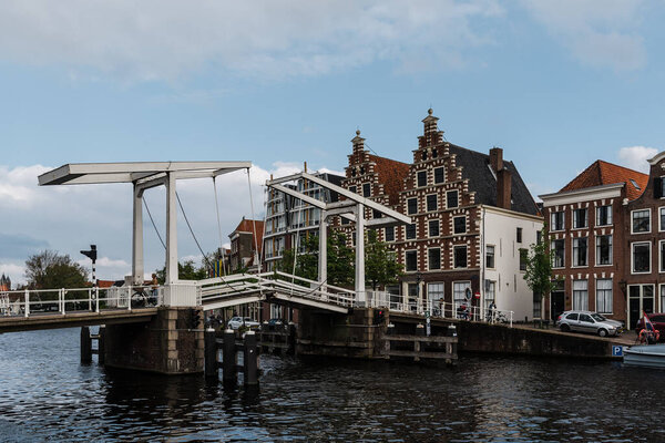 Харлем, Нидерланды - 7 мая 2022 года: Drawbridge over Spaarne river. Традиционные дома на набережной
