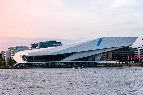 Amsterdam, Hollanda - 6 Mayıs 2022: Delugan Meissl Associated Architects tarafından tasarlanan Göz Filmi Müzesi