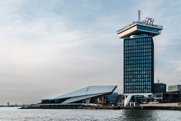 オランダ アムステルダム2022年5月6日 Ij水路銀行の夕日の景色 アイフィルム博物館とAdamタワーを特徴とするアムステルダムのスカイライン — ストック写真