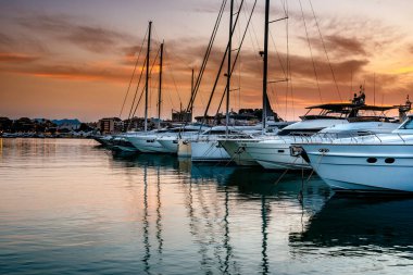 Günbatımında Denia Limanı 'nda demirli lüks yatlar. Alicante, İspanya