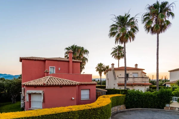 Lüks Akdeniz Villaları gün batımında tatil köyünde. Valencia, İspanya