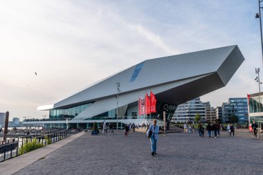 Amsterdam, Hollanda - 6 Mayıs 2022: Delugan Meissl Associated Architects tarafından tasarlanan Göz Filmi Müzesi