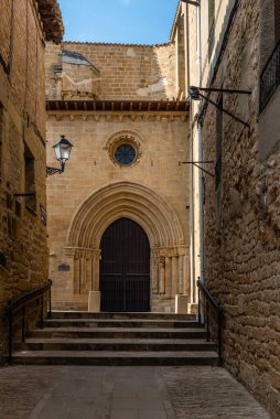 Kilisede kemer yolu. İspanya, Alaba, Laguardia 'da Cobblestoned Caddesi. Güneşli bir günde resim gibi ve dar sokaklar. Mimarlık, Sanat, Tarih, Seyahat