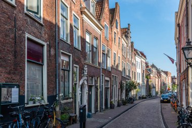 Leiden, Hollanda - 6 Mayıs 2022: Eski kasabadaki resimli eski evler
