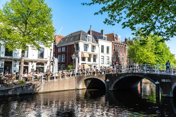 Leiden Holanda Maio 2022 Ponte Sobre Canal Pessoas Sentadas Terraços — Fotografia de Stock