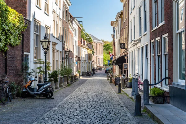 Leiden, Hollanda - 6 Mayıs 2022: Eski kentteki resim gibi eski cadde