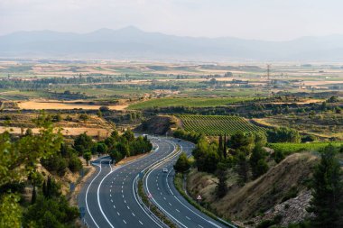 İspanya 'nın Rioja bölgesindeki dağlardan geçen otoyolun havadan görünüşü