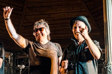 Madrid, İspanya - 16 Temmuz 2022: La Frontera rock grubu Chamberi 'deki Carmen festivalinde sahne alacak. Javier Andreu ve Tony Marmota batılı rock grubu Madrid 'de ücretsiz müzik festivalinde sahne aldılar.