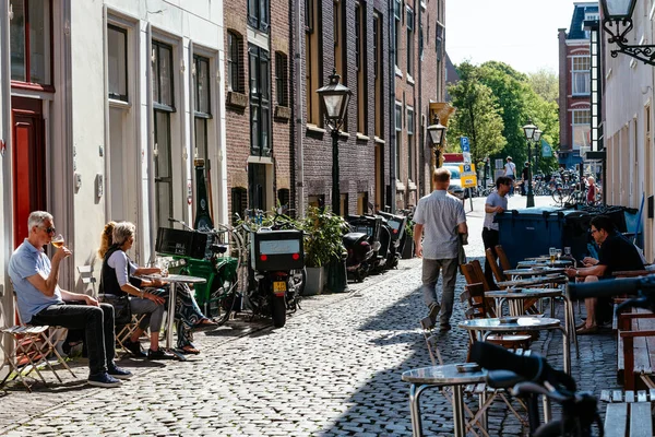 Leiden Netherlands May 2022 Pedestrian Street Sidewalk Terraces People Enjoying — Foto de Stock