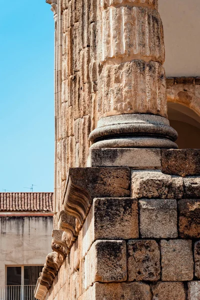 Ρωμαϊκός Ναός Της Diana Στη Merida Ισπανία Στήλη Και Βάση — Φωτογραφία Αρχείου
