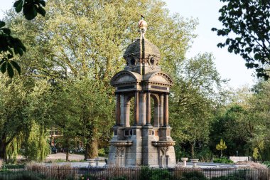 Sarphatipark Oude Pijp, parkta güzel çeşme Quartier Latin, Amsterdam bir mahallede takma.