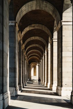 Madrid, İspanya - 18 Ekim 2020: Madrid Kraliyet Sarayı 'ndaki tuğla mahzenli atari salonu
