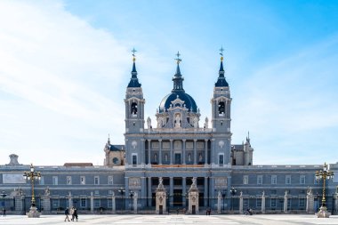 Madrid, İspanya - 18 Ekim 2020: Almudena Katedrali. Kraliyet Sarayı 'nın ön cephesi