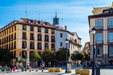 Madrid, İspanya - 18 Ekim 2020: Madrid şehir merkezindeki Ramales Meydanı