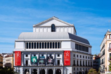 Madrid, İspanya - 18 Ekim 2020: Teatro Real, Palacio Real 'in önünde yer alan bir opera binasıdır.