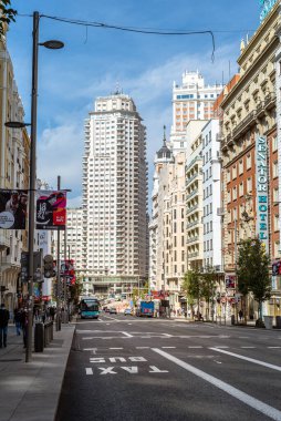 Madrid, İspanya - 18 Ekim 2020: Gran Via Bulvarı güneşli bir gün