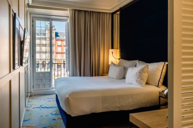 Madrid, İspanya - 17 Nisan 2021 Plaza Mayor manzaralı otel odası