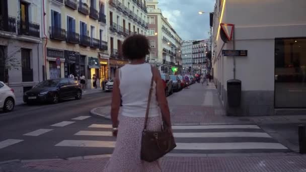 Мадрид Испания Августа 2021 Года Вечером Люди Проходящие Улице Районе — стоковое видео