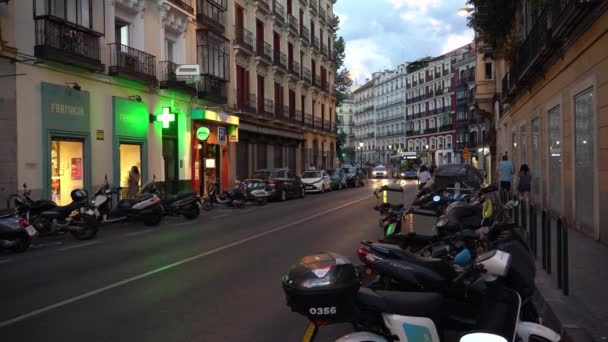 Мадрид Испания Августа 2021 Года Сцена Городе Пробками Открытая Аптека — стоковое видео