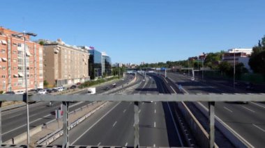 Madrid, İspanya - 12 Eylül 2021: Madrid 'deki M30 otoyolunda arabalar dönüyor