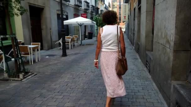 Мадрид Испания Августа 2021 Года Женщина Средних Лет Идущая Узкой — стоковое видео