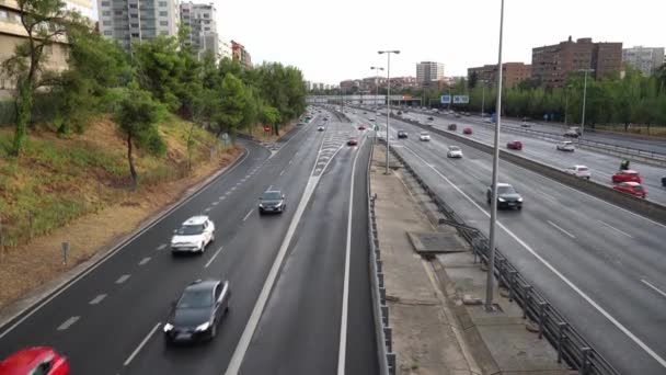 마드리드 M30 고속도로를 질주하는 자동차들 — 비디오