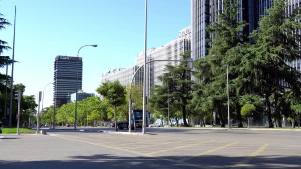 マドリード スペイン 2021年9月12日 マドリード市内の主要道路であるラ カステラーナ通りの交通量の多い通りのシーン — ストック動画