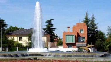 Madrid, İspanya - 12 Eylül 2021: Arjantin Cumhuriyeti Plaza ve Madrid 'in El Viso semtinde lüks evleri olan Yunuslar Çeşmesi