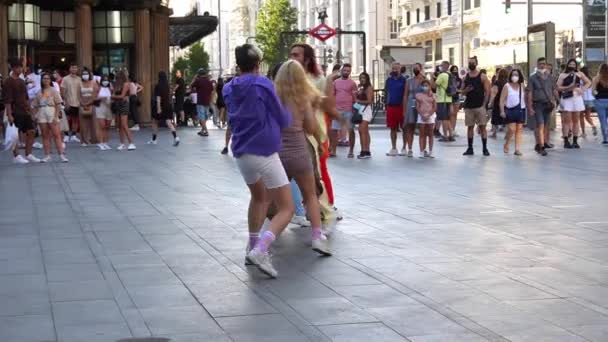 Madrid España Agosto 2021 Jóvenes Grupo Baile Moderno Bailando Calle — Vídeo de stock