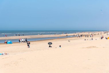 Noordwijk, Hollanda - 6 Mayıs 2022: Noordwijk 'in kumlu plajı ilkbaharda güneşli bir gün.