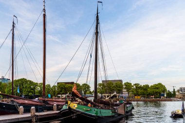 Amsterdam, Hollanda - 6 Mayıs 2022: Toplum Müzesi Limanı Amsterdam veya Vereniging Müzesi Amsterdam 'da demirlemiş eski ahşap gemiler