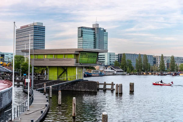 Amsterdam Mei 2022 Zicht Waterkant Van Het Kanaal Met Nieuwe — Stockfoto