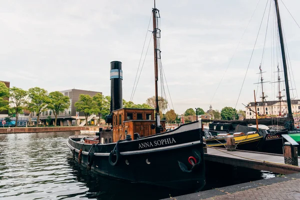 荷兰阿姆斯特丹 2022年5月6日 停泊在阿姆斯特丹社会博物馆港 Society Museum Harbor Amsterdam 或Vereniging Museumhaven Amsterdam的旧木船 — 图库照片