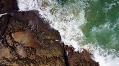 Uçurum Kayaları 'nda dramatik okyanus dalgaları kırılıyor İHA' nın Üstten Açısı Vuruldu.