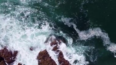 Uçurum Kayaları 'nda dramatik okyanus dalgaları kırılıyor İHA' nın Üstten Açısı Vuruldu.