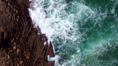 Uçurum Kayaları 'nda dramatik okyanus dalgaları kırılıyor İHA' nın Üstten Açısı Vuruldu.