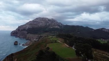 Cantabria 'nın kayalık kıyı şeridinin havadan görüntüsü. San Julian Plajı.