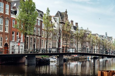 Amsterdam, Hollanda - 7 Mayıs 2022: Tipik Hollanda evleriyle Kloveniersburgwal kanalı manzarası