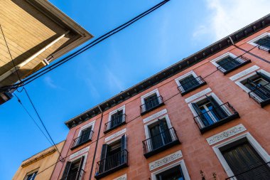 Şehirdeki eski yerleşim yerinin alçak açılı görüntüsü gökyüzüne karşı. Madrid 'in merkezindeki Üniversite Bölgesi